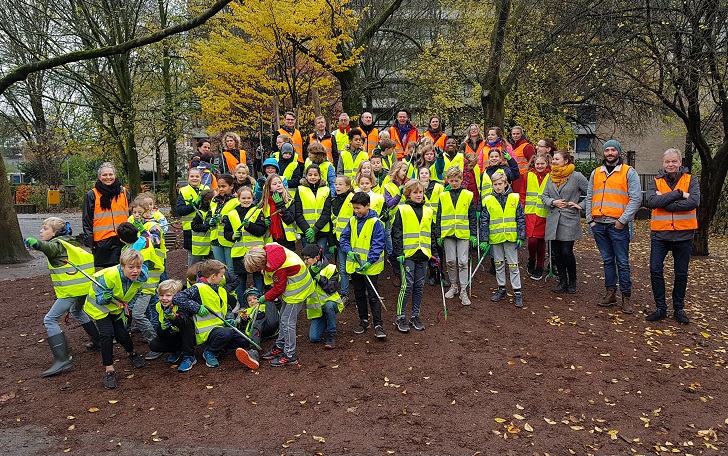 groep leerlingen voor opruimactie