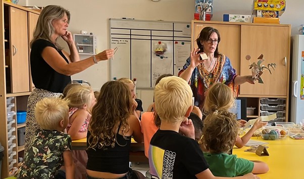 gastdocent Ineke van Geemen in de workshop