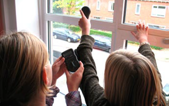 kinderen meten raamtemperatuur