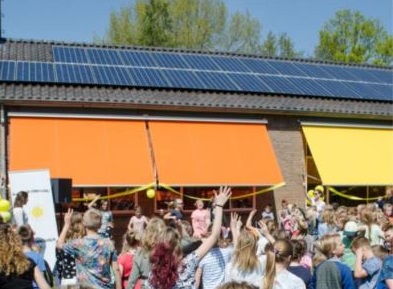 zonnepanelen op een schooldak
