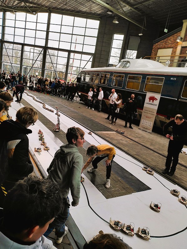 veel leaphy's op het witte recordtraject met zwarte lijn