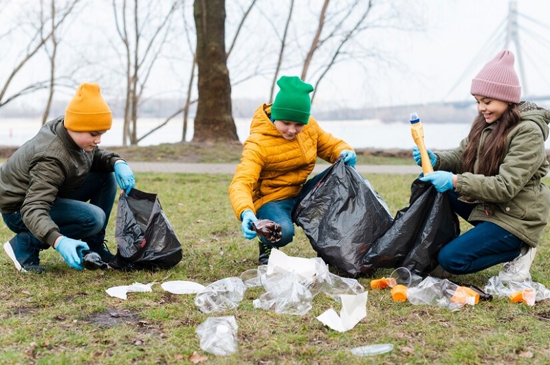 Kinderen ruimen zwerfafval op