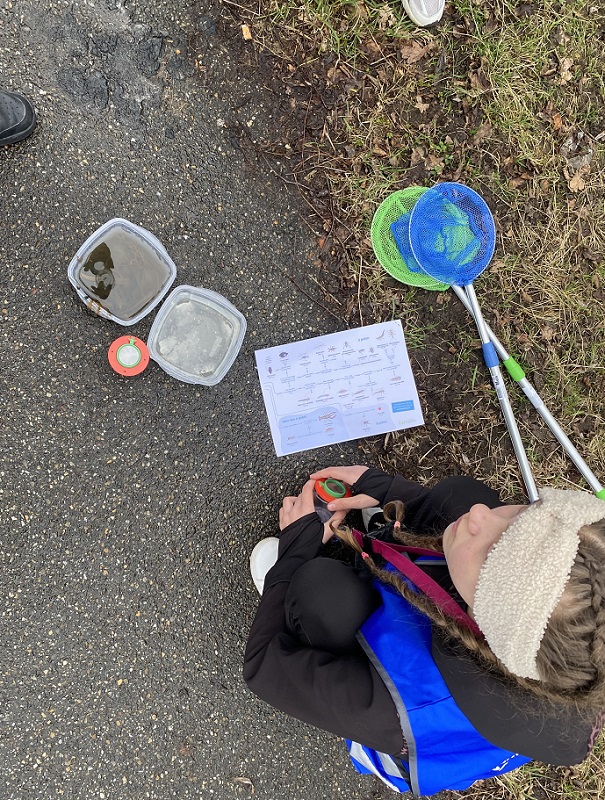 kind met waterspullen