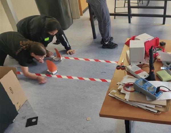 leerlingen proberen windwagentjes uit