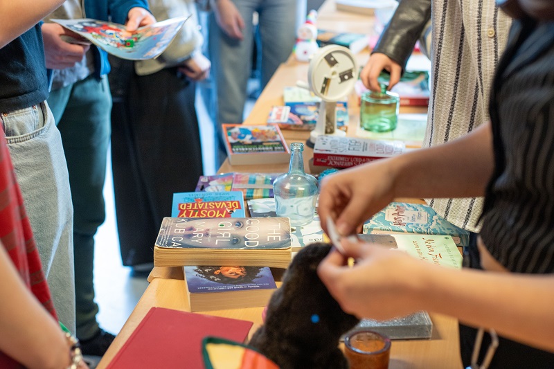 handen en producten op de swapmarkt 