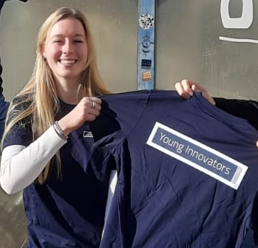 Eva met Young Innovators t-shirt