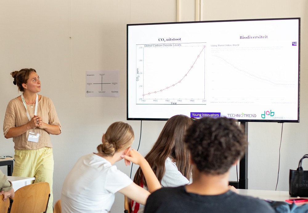 Aleksandra geeft les over CO2 en biodiversiteit