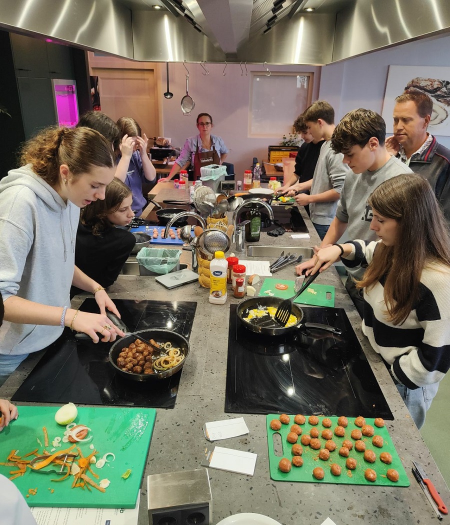 leerlingen koken met innovatieve ingredienten
