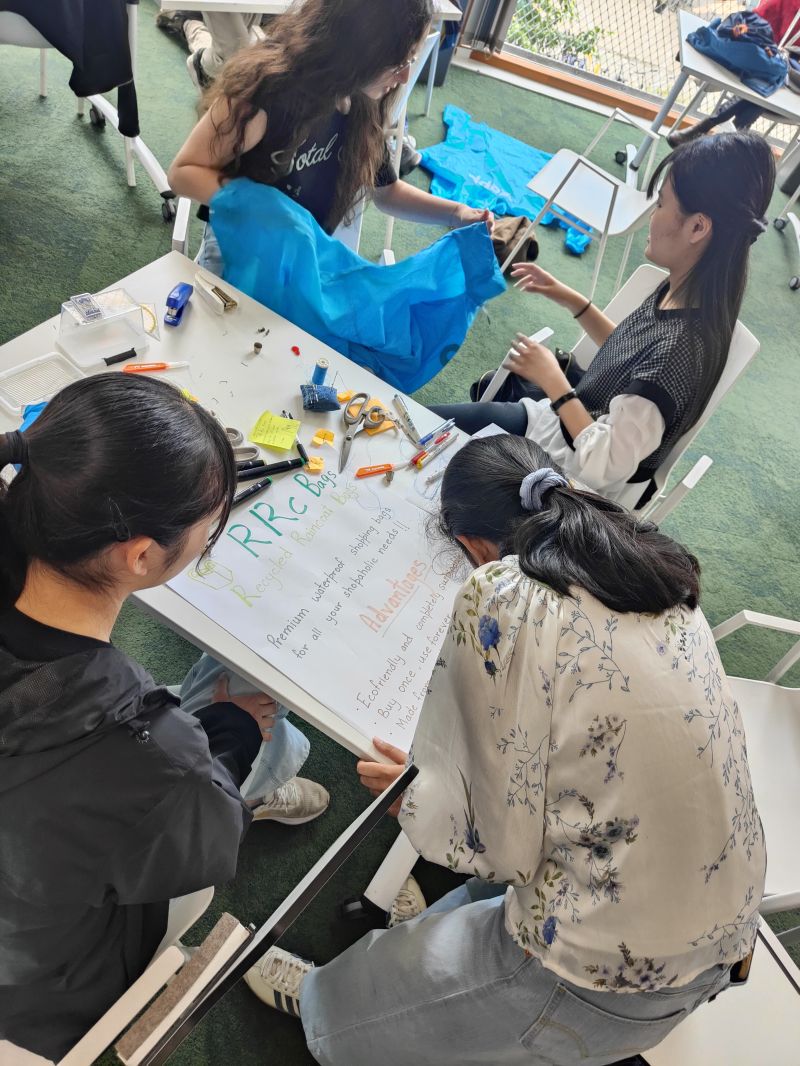 leerlingen ontwerpen op canvas