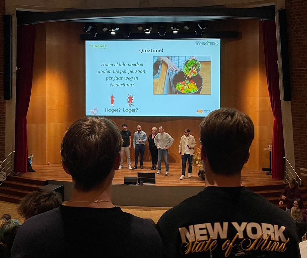 podium met quizvraag op groot scherm 