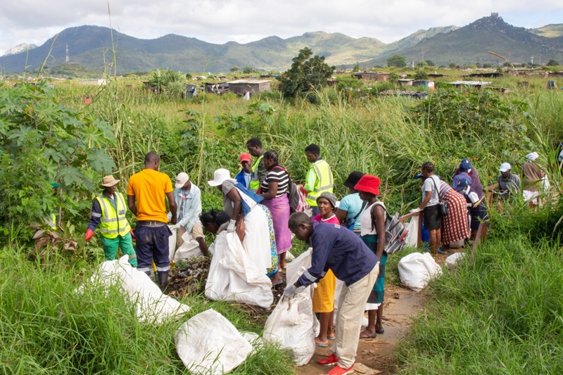 groep mensen ruimt afval op in Mutare, Zimbabwe