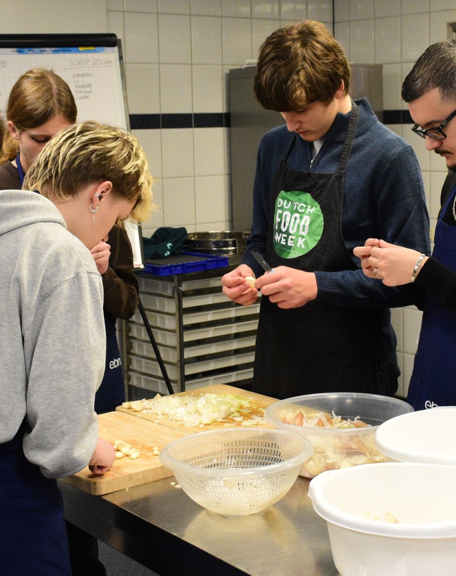 studenten bereiden voedsel