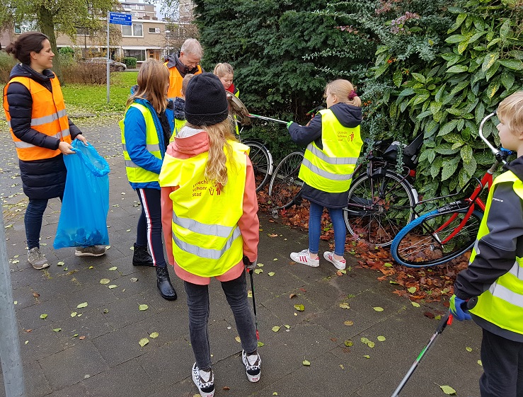 kinderen ruimen afval op