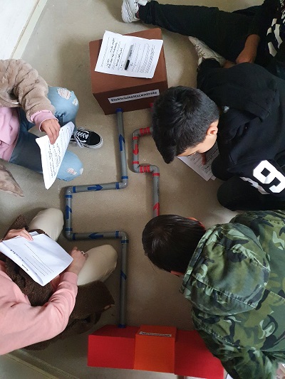 leerlingen met gasbuis