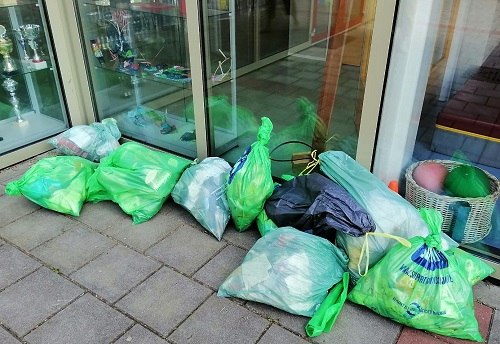 afvalzakken verzameld door leerlingen