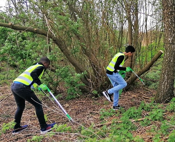 Rosemarn raapt zwerfafval