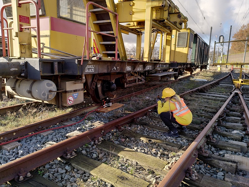 meisje filmt optillen van een trein