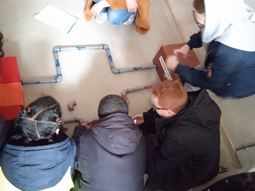 leerlingen verbinden warmtebuizen