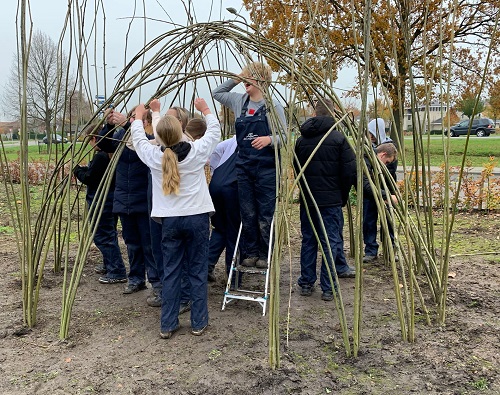 leerlingen Lingeborgh bouwen hut van wilgentenen