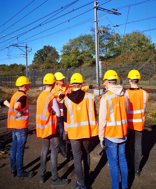 uitleg leerlingen bij bovenleiding