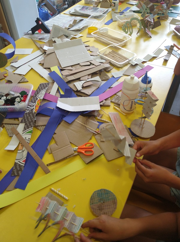 tafel met materiaal workshop papier