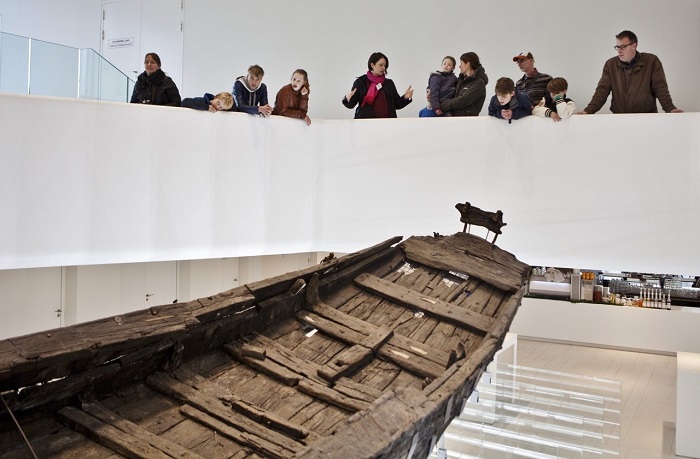 bezoekers bij Romeins schip