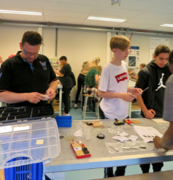 leerlingen in Techcarrousel