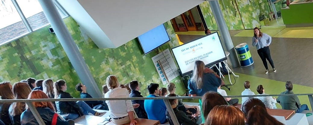 uitleg in collegezaal Spaarne college