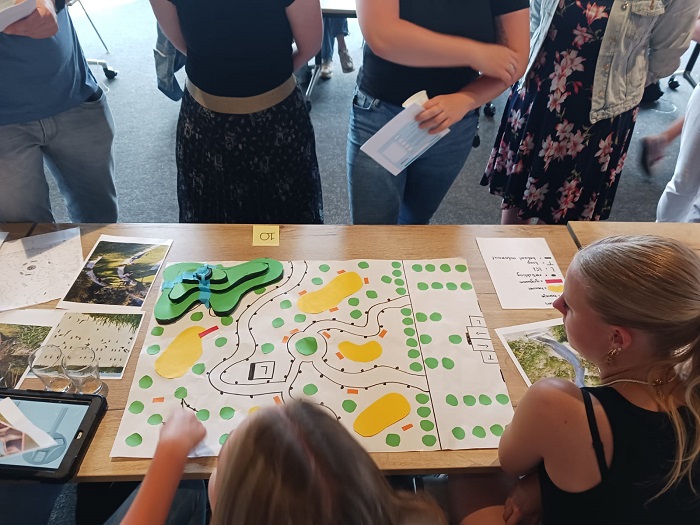 leerlingen presenteren oplossing