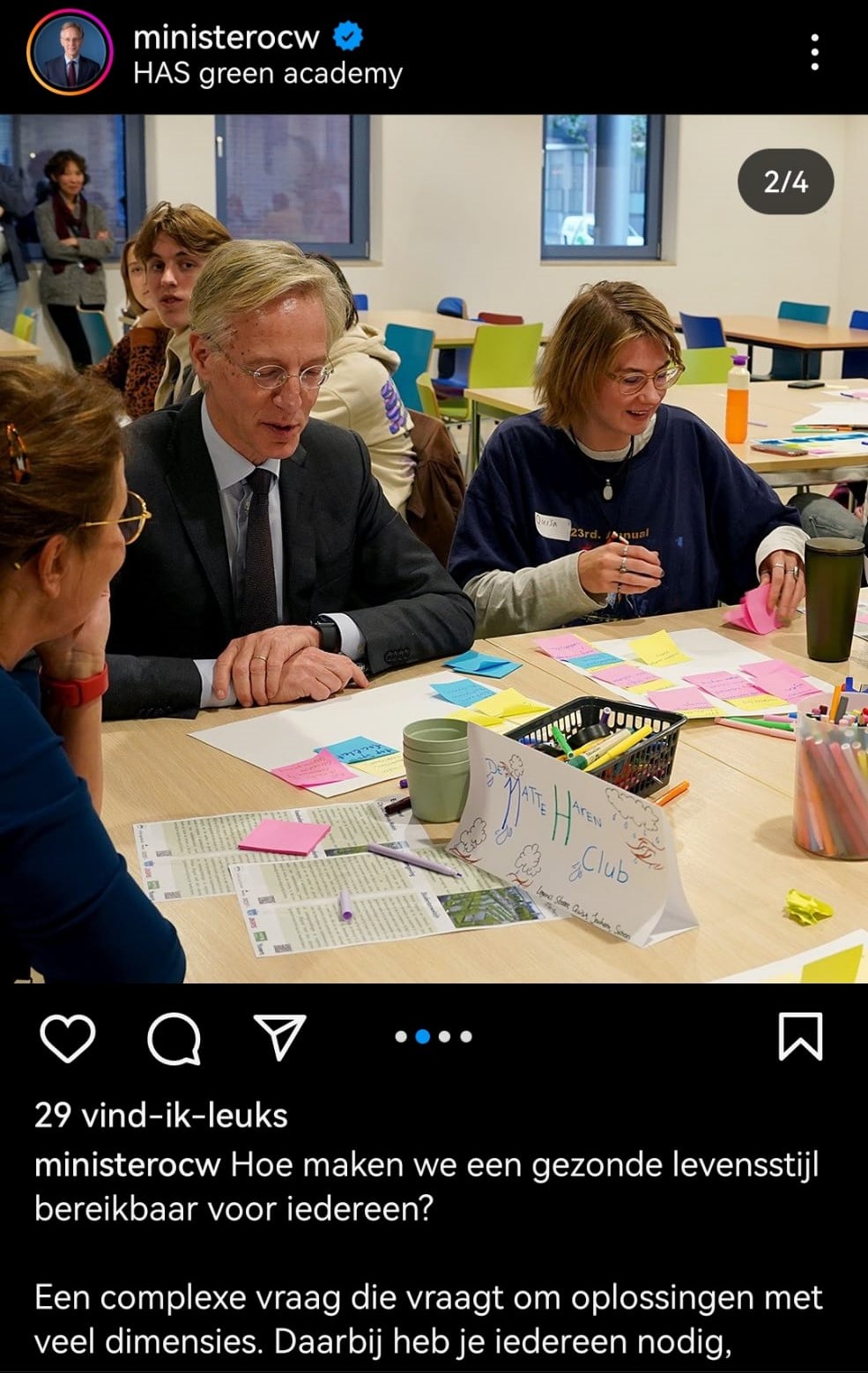 Minister Dijkgraaf brainstormt met de hackathon-studenten