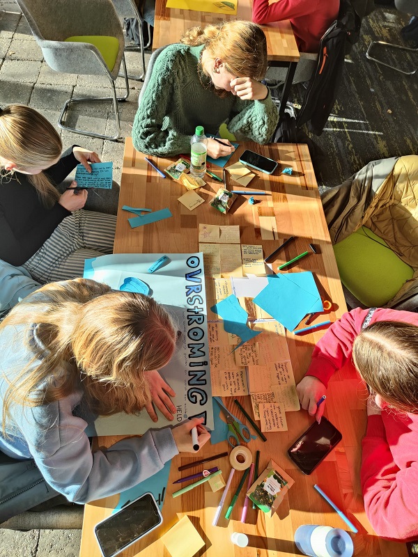 leerlingen maken poster met hun oplossing