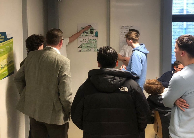 leerlingen krijgen instructies