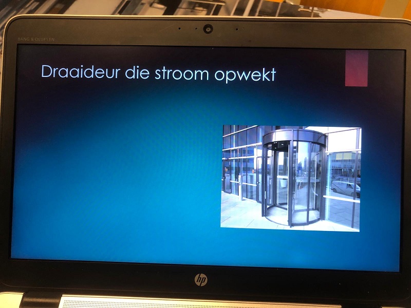scherm met afbeelding van draaideur en voorstel om hier energie mee op te wekken