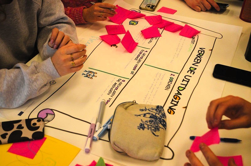 studenten werken op canvas bij Climathon