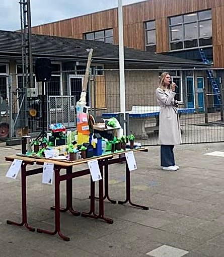 wethouder Boeve spreekt de leerlingen en ouders toe