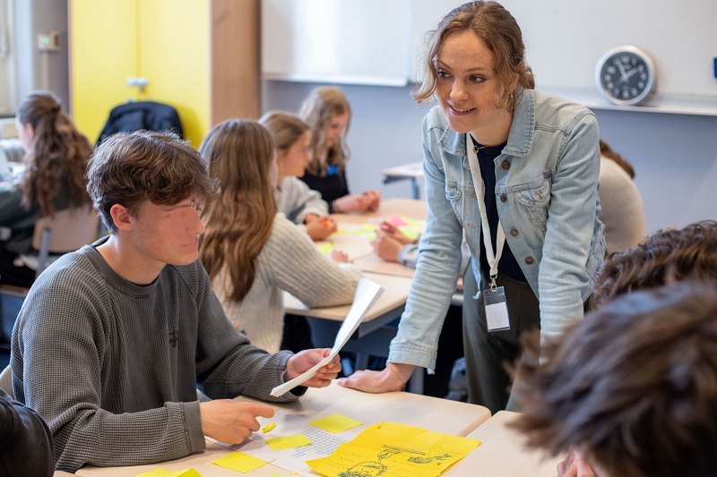 Laura begeleidt leerling