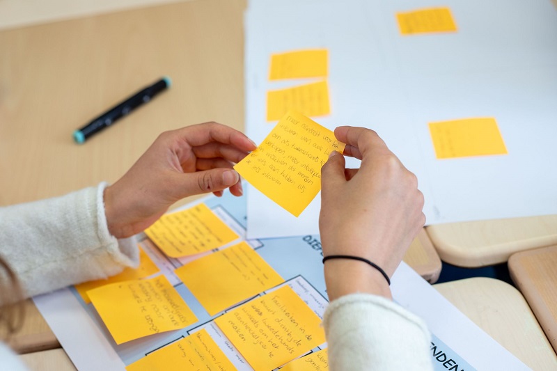 postits met plannen voor circulaire kleding