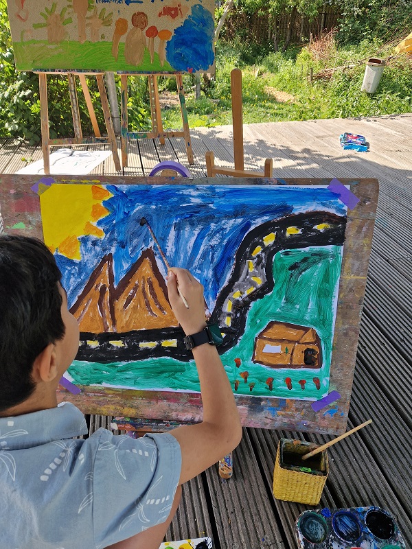 kind schildert lucht zon bergen weg huis grasveld