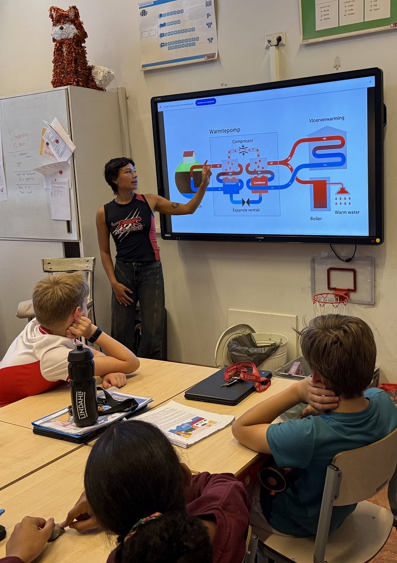 docent geeft les over energie