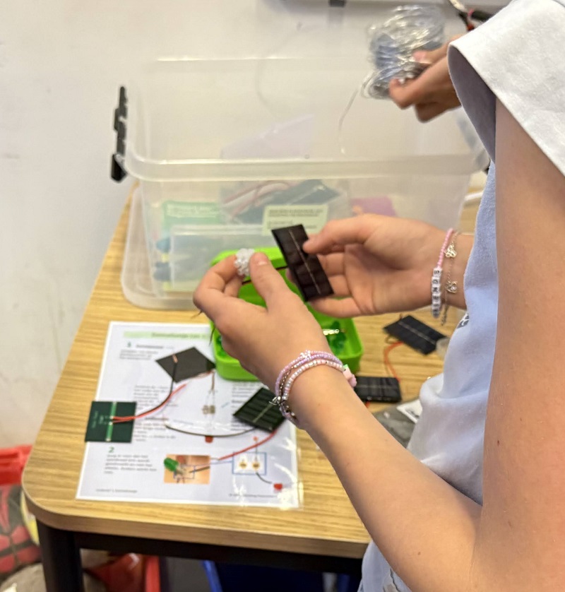 leerling knutselt met zonnepaneeltjes