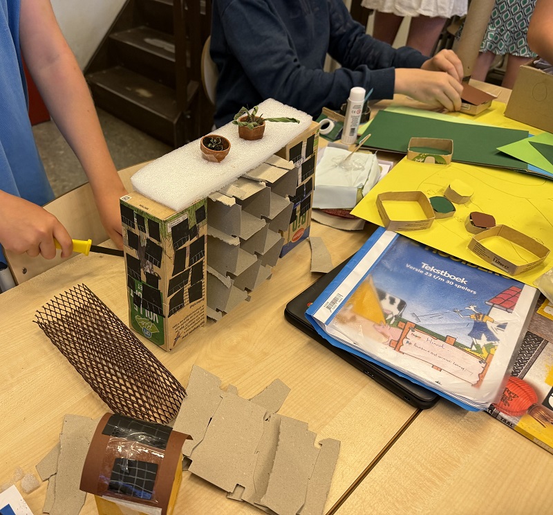 leerling bouwt flat voor maquette