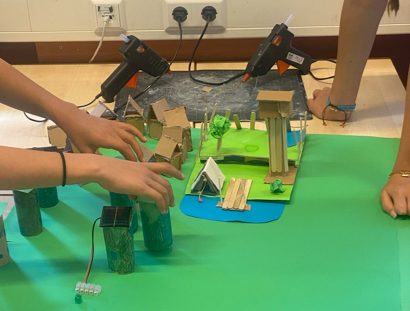 leerlingen bouwen aan de maquette