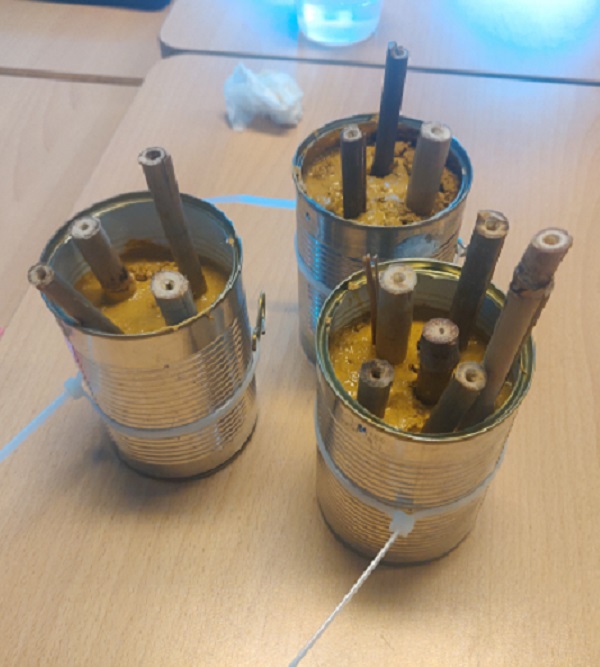 bijenhotel van bamboe, leem en blik