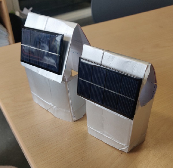 huisje van leeg sappak en zonnepaneeltje