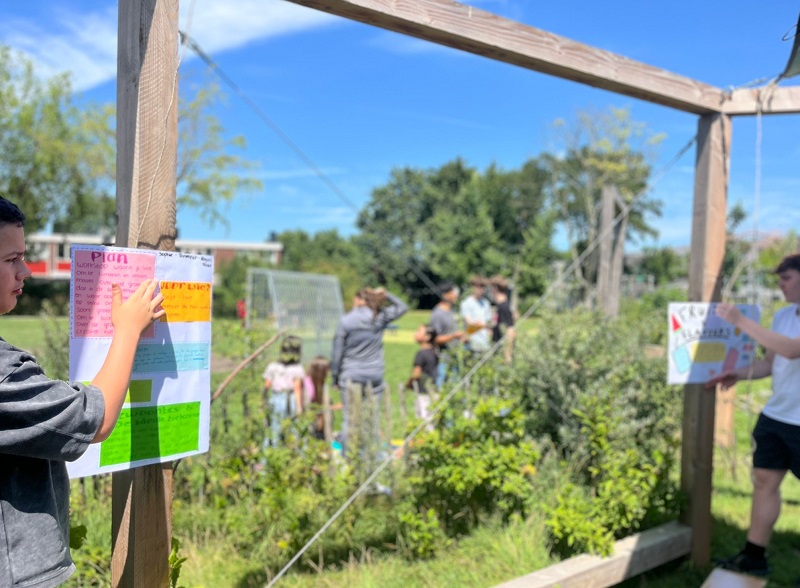leerlingen speuren naar groenten bij GroenGoed Rotterdam