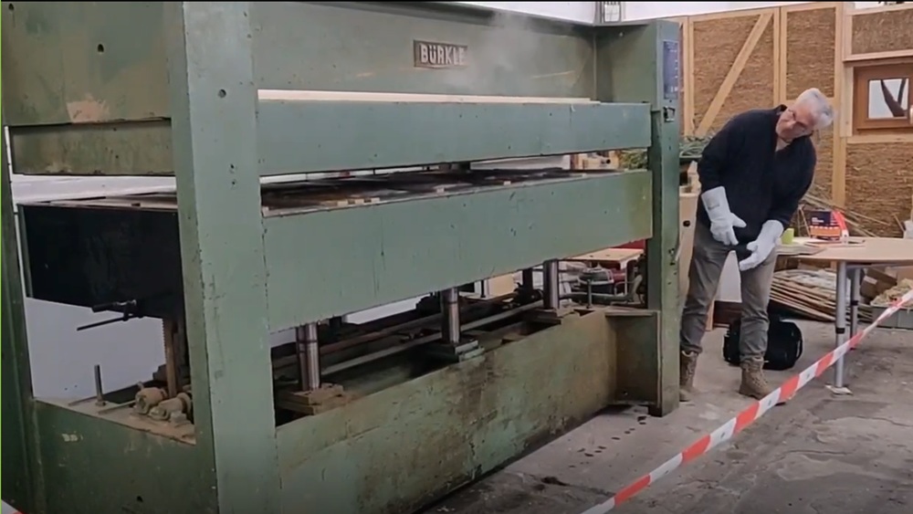 pers bij Krimppp voor biobased plaatmateriaal