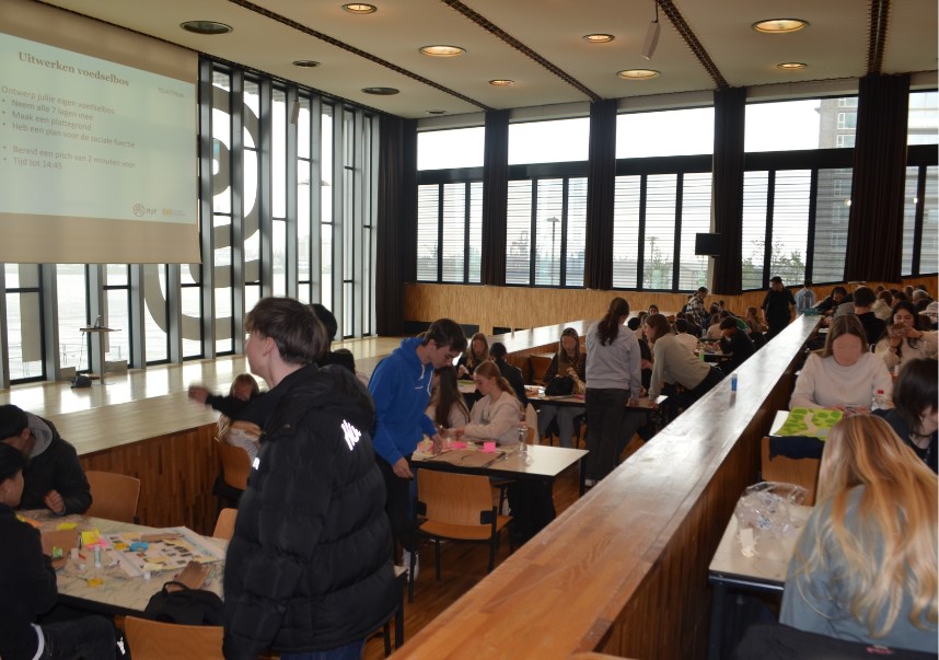 Groep leerlingen werkend aan voedselbossen