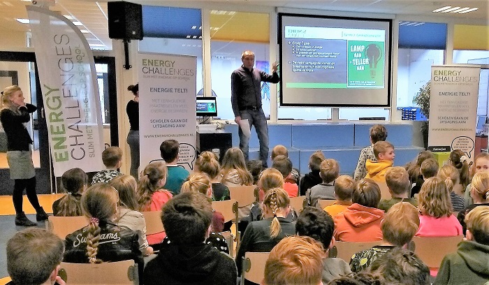 Patrick spreekt leerlingen toe bij Energy Challenge