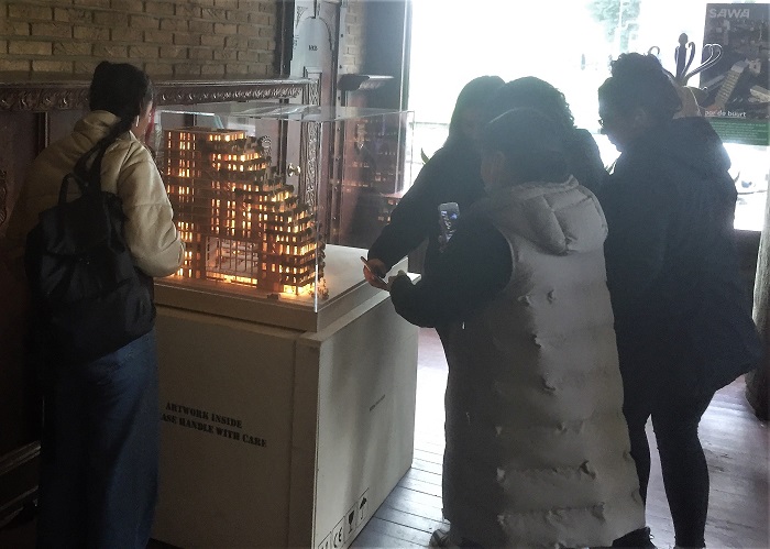 leerlingen bekijken het model van Sawa