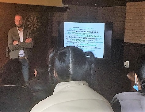 leerlingen luisterend